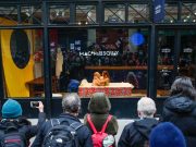 French audience develop a taste for window theater