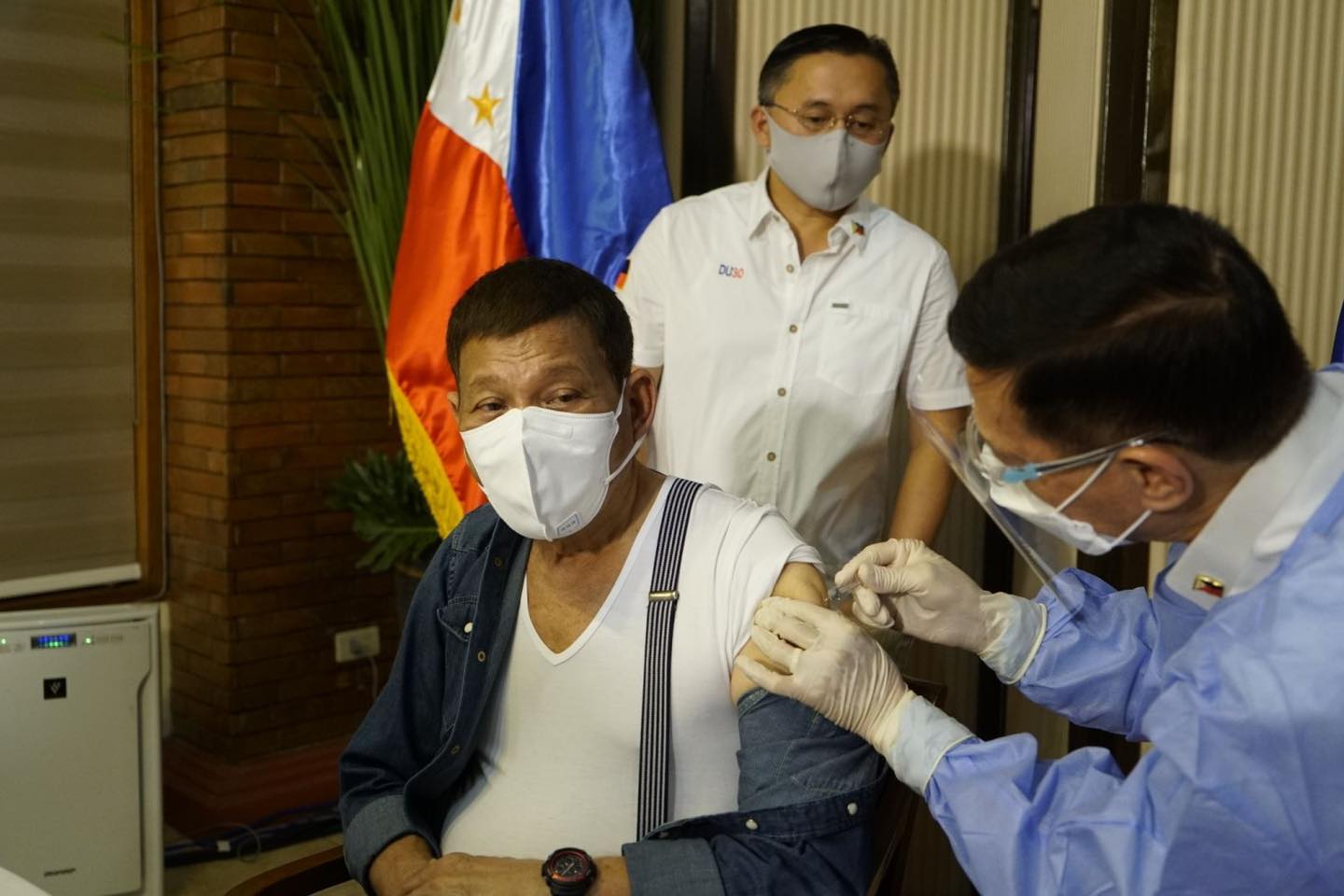 Duterte-vaccine-health-worker