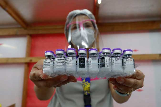 vaccines-health-worker