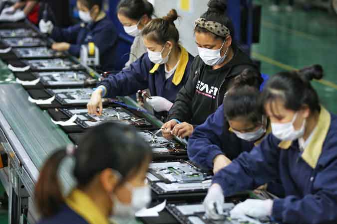 electronics-employees-coronavirus-042020