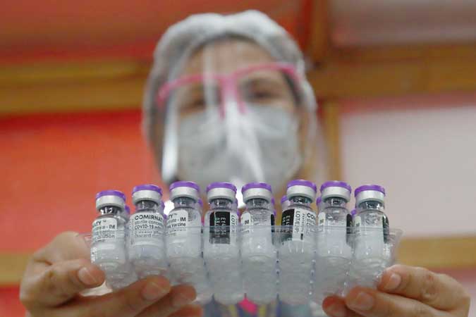 vaccines-health-worker