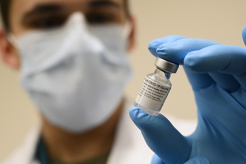 800px-Pfizer-BioNTech_COVID-19_vaccine_(2020)_E