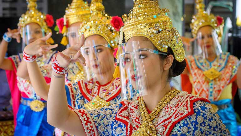 Thai-Cultural-performers-also-wear-face-shields