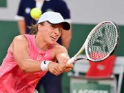 Świątek holds off Kostyuk to reach last eight in Paris