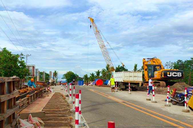 workers-bridge-EasternVisayas-DPWH