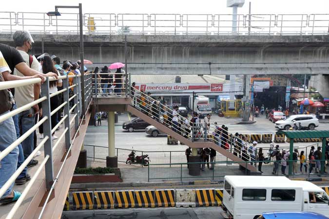 commuters-queue-EDSA-PHILSTAR-BOY-SANTOS