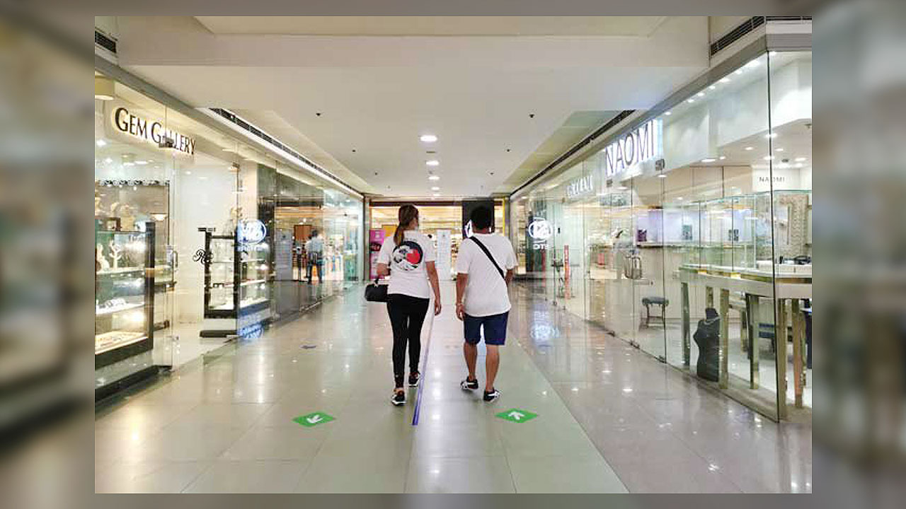mallgoers-mall-store
