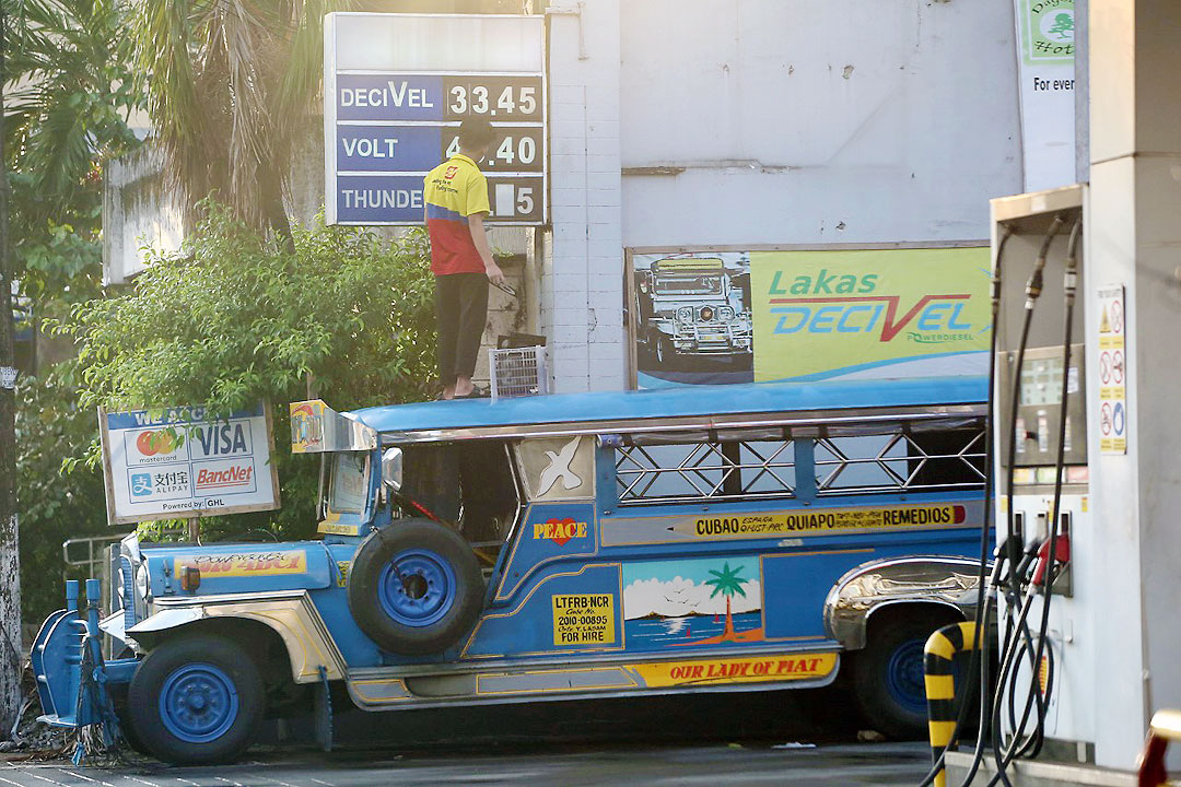 Fuel-station-jeep-PHILSTARFILE-MIGUELDEGUZMAN