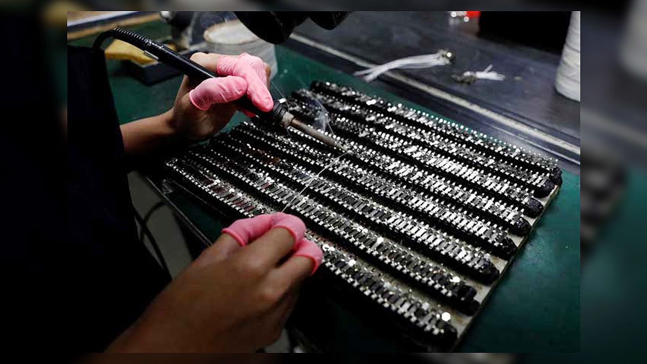 Kinpo Electronics-worker