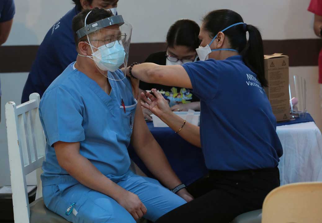 Vaccination-booster-healthworker-PHILSTAR-MICHAELVARCAS