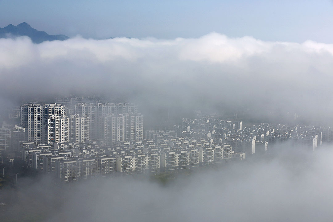 buildings-skyline-fog