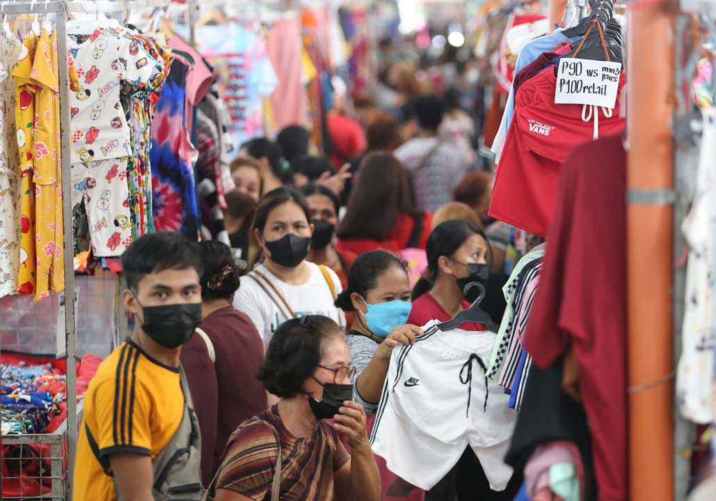Taytay Tiangge-shoppers