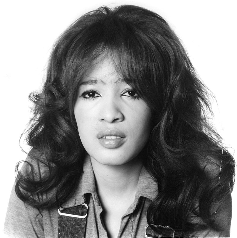 800px-Ronnie_Spector_1971_BW