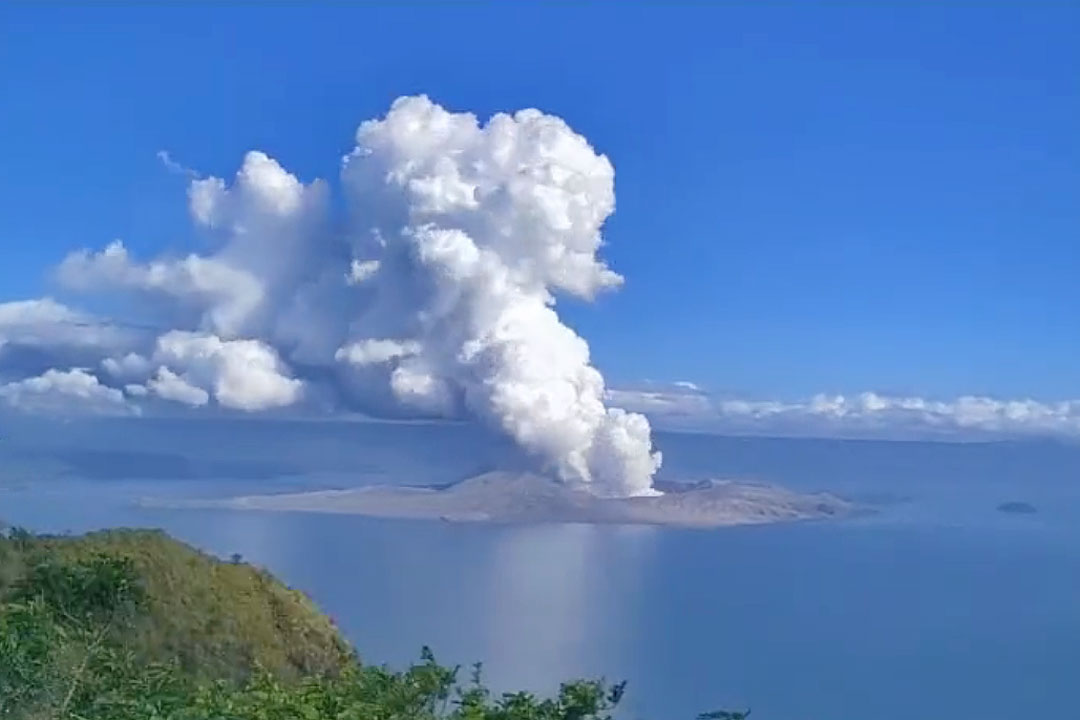 4-TaalVolcano-eruption20220326