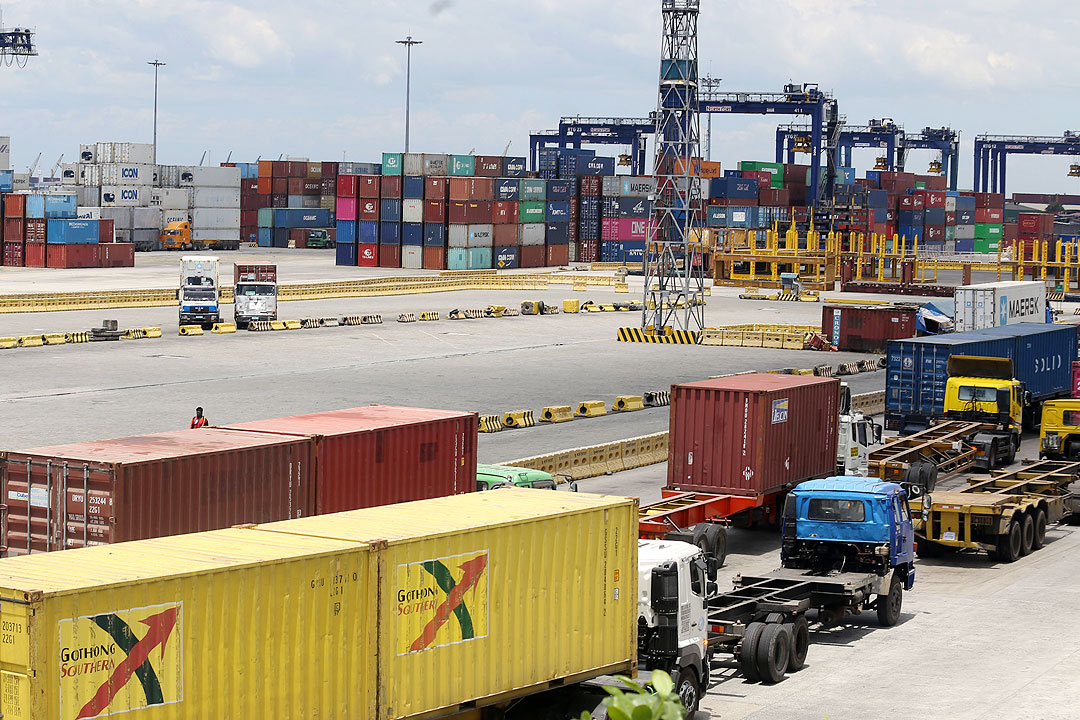 container-van-port-1
