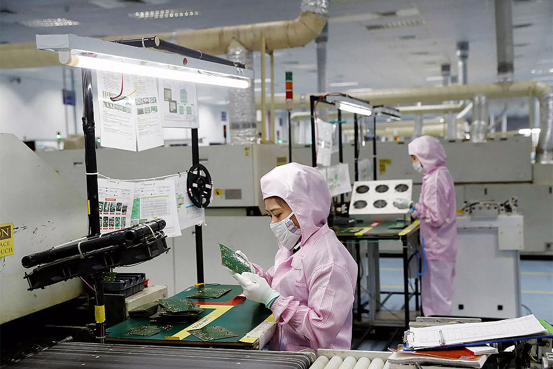 factory-worker-electronics