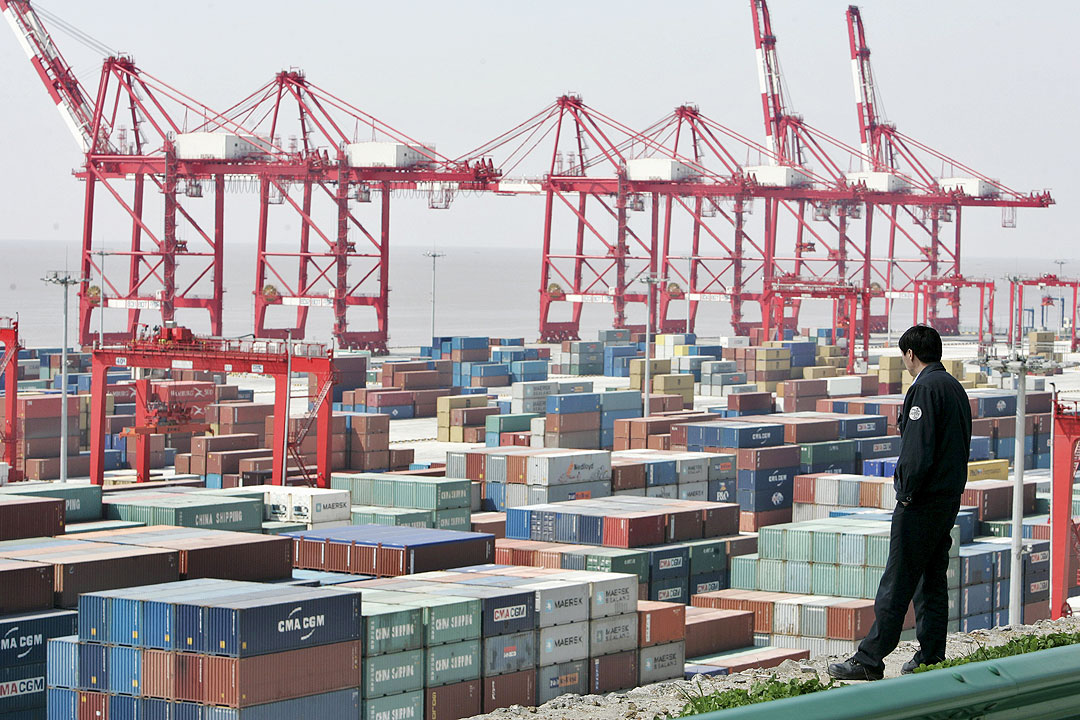 China-Shanghai-port-conatainer