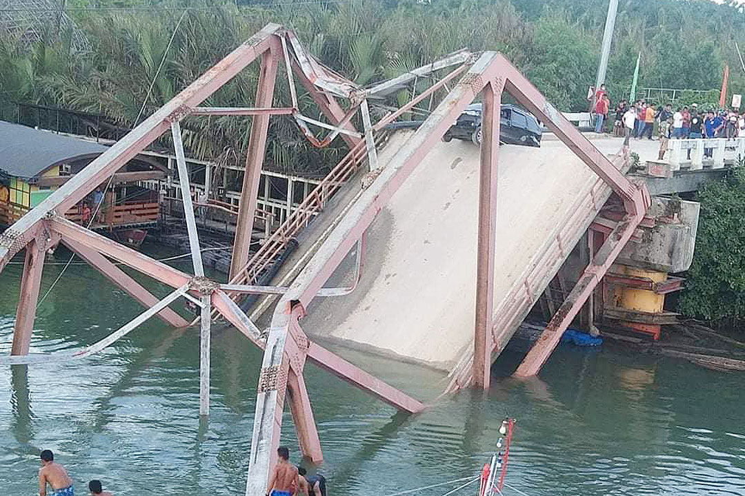 Loaybridgecollapse-PHL-COAST-GUARD