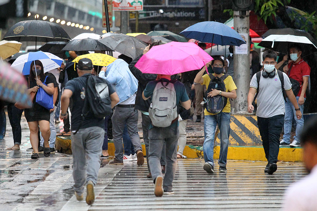 Pedestrian-crowd-face-mask