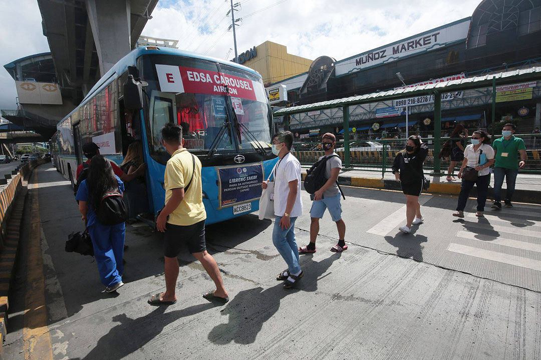 commuters-Freeride-EDSAcarouselbus-PHILSTAR-MICHAEL-VARCAS