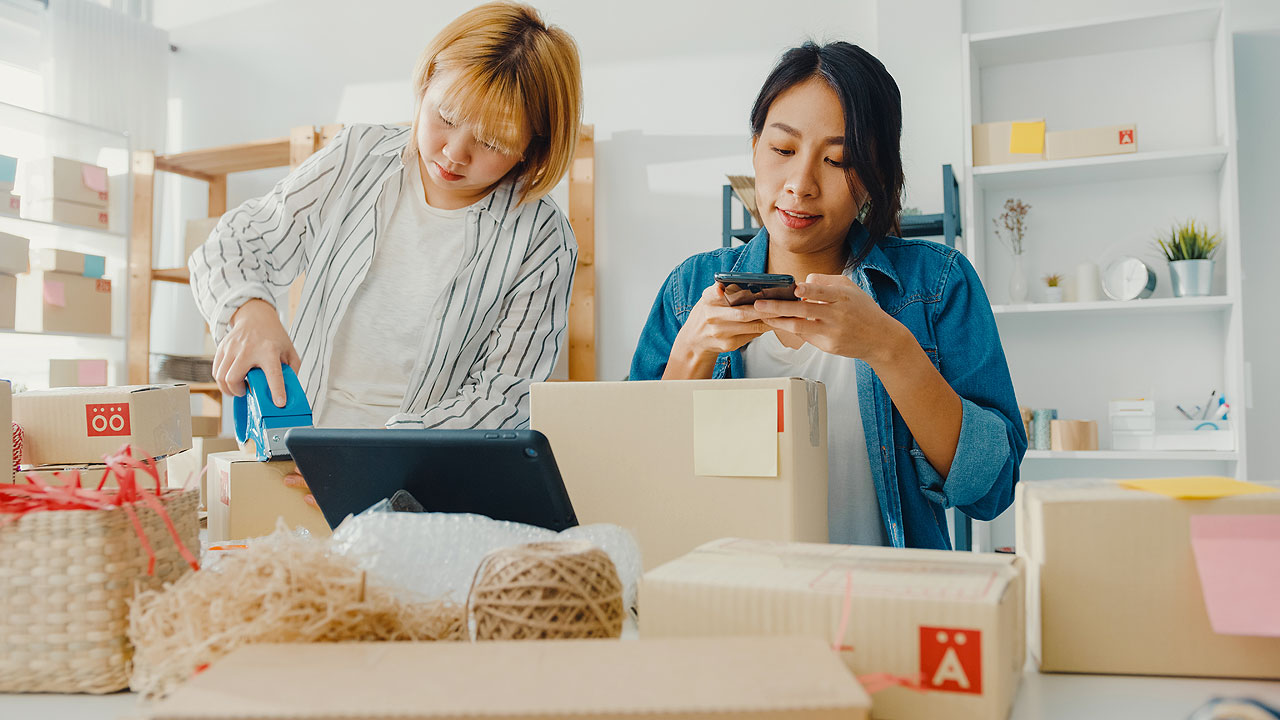 05-checking-product-stock-work-home-office-freepick