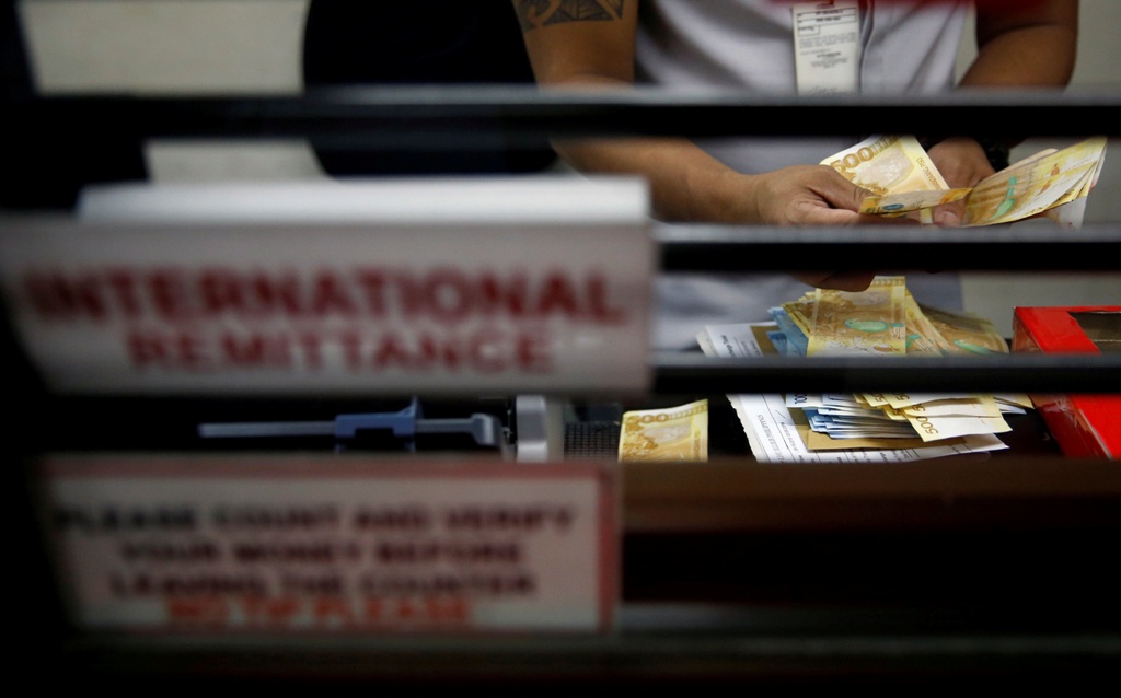 2018-09-20T025348Z_589576225_RC15A90363C0_RTRMADP_3_PHILIPPINES-ECONOMY-REMITTANCES