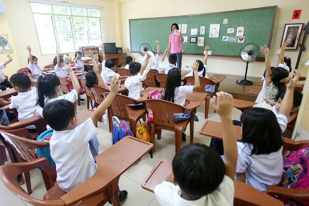 classroom-teacher-students