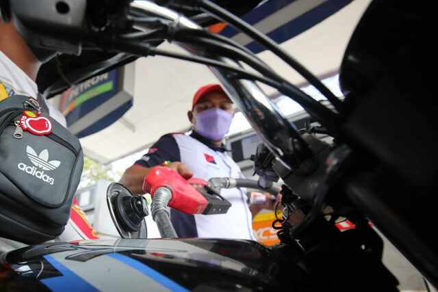 fuel-gas-station-worker