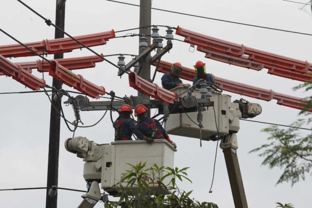 meralco-lineman Meralco'nun elektrik oranları Haziran'da artacak