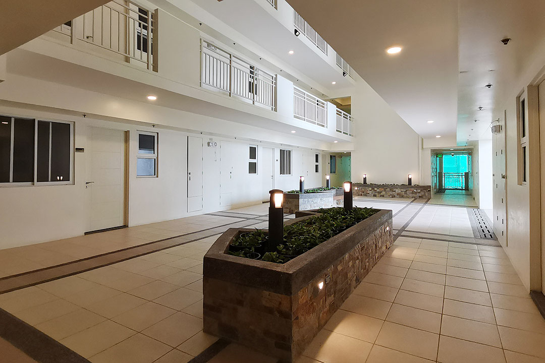 DMCI_Homes_Prisma_Residences_Pasig_landscaped_atrium