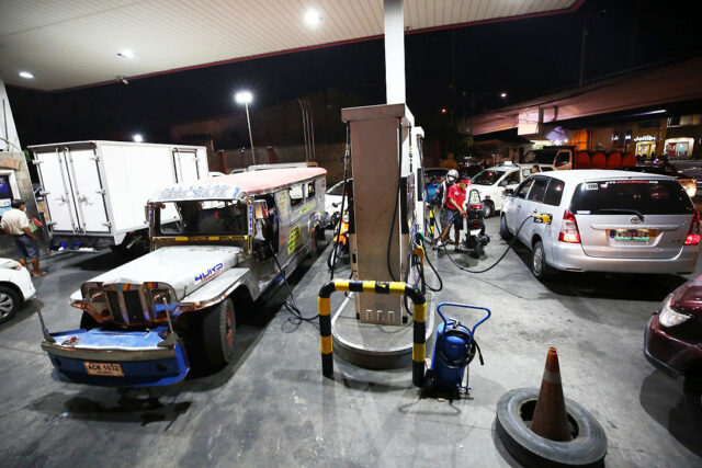 Fuel-station-various-vehicles-PHILSTAR-MIGUEL-DE-GUZMAN
