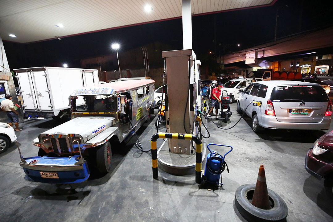 Fuel-station-various-vehicles-PHILSTAR-MIGUEL-DE-GUZMAN