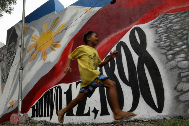 PHL-flag-mural