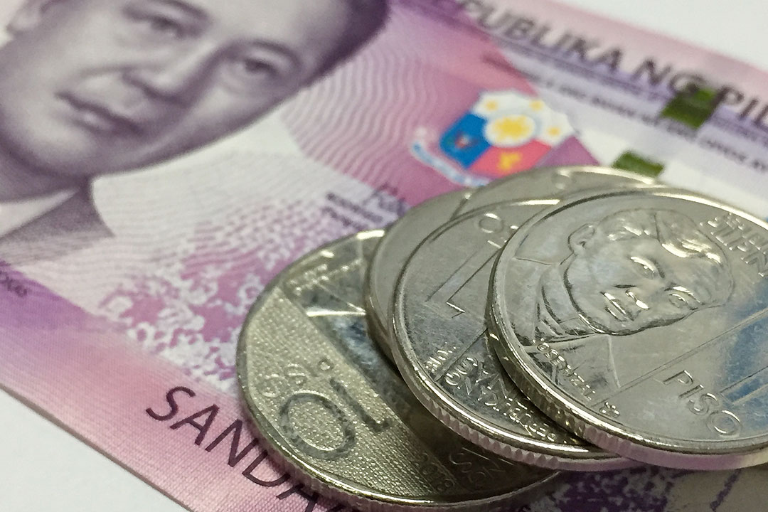 Peso rises further on Fed minutes