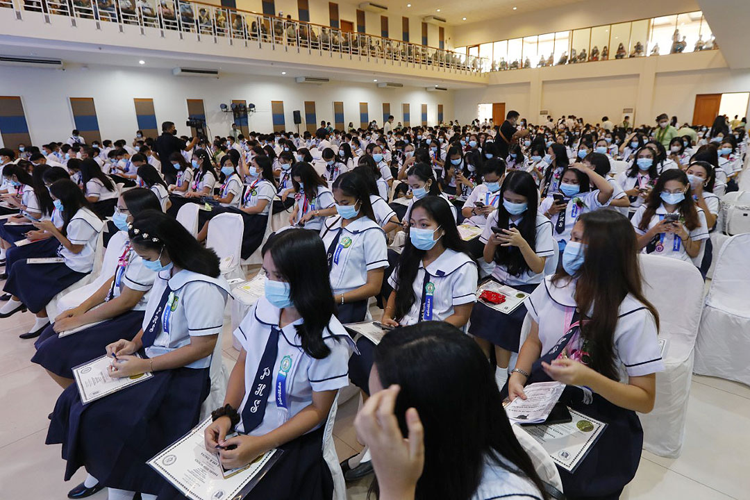K12graduates-PHILSTAR-WALTER-BOLLOZOS