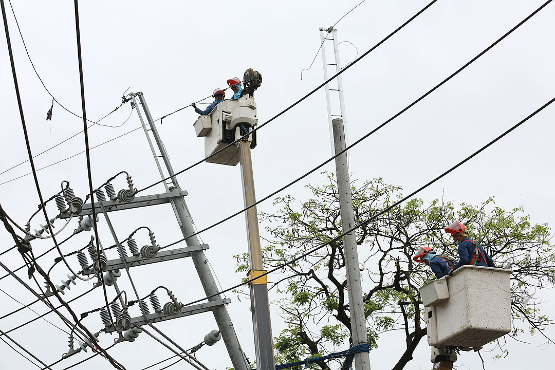 linemen-electric-line