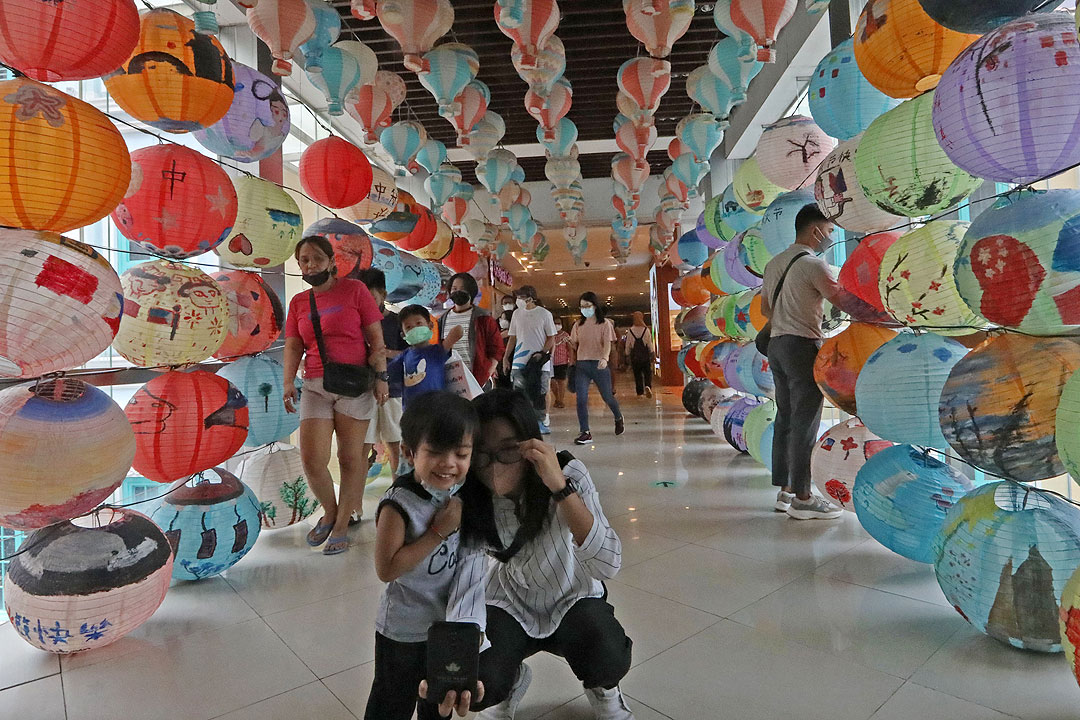 shopping-mall-crowd
