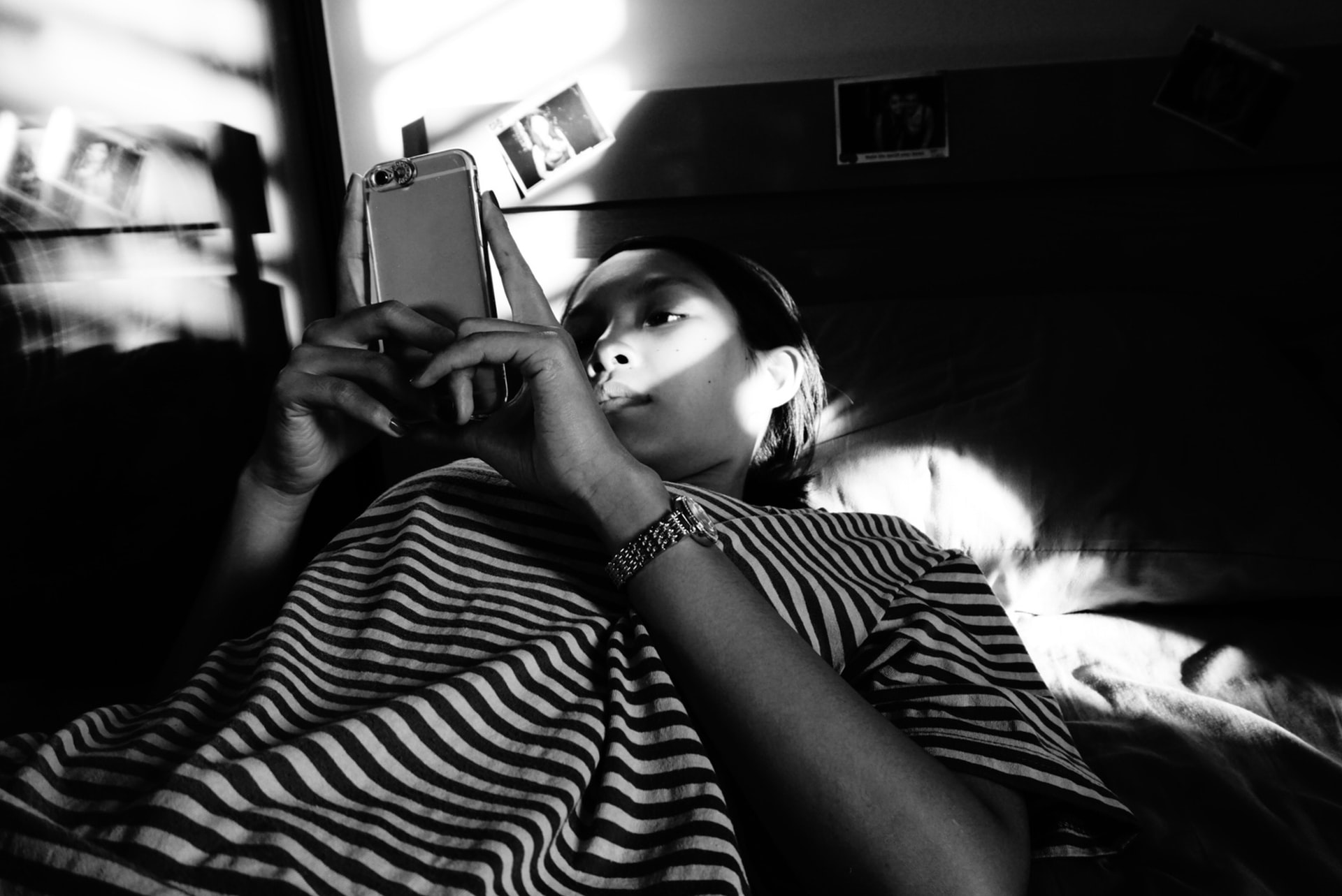 woman-mobile-phone