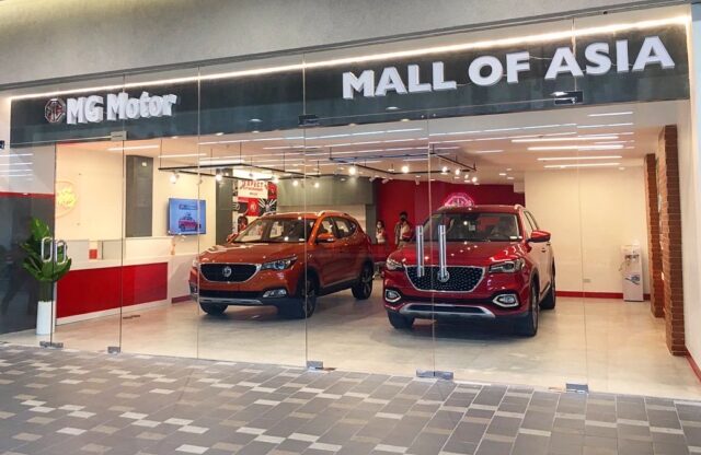 MG MOA 1 MG Mall of Asia, MG Filipinler'in ülke çapındaki bayilik ağına katıldı ve benzersiz bir MG 'Carffé' kahve dükkanı sunan ilk MG bayisi oldu.