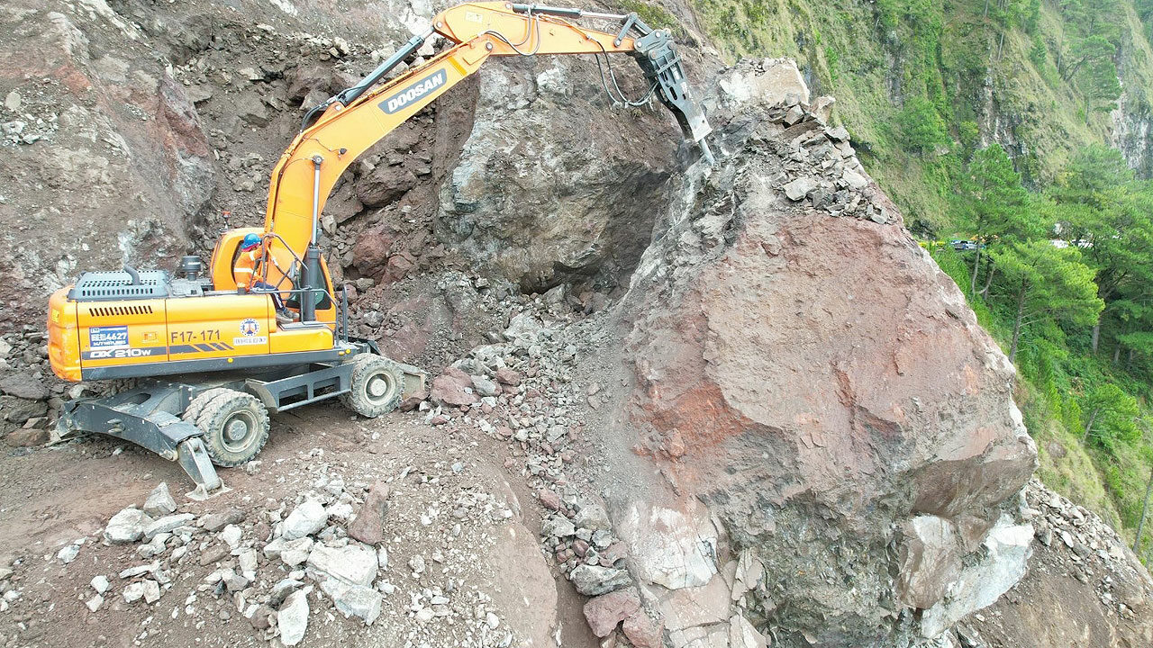 Road-clearing-July27earthquake-Baguio-Bontoc-DPWH-MOUNTAIN-PROVINCE
