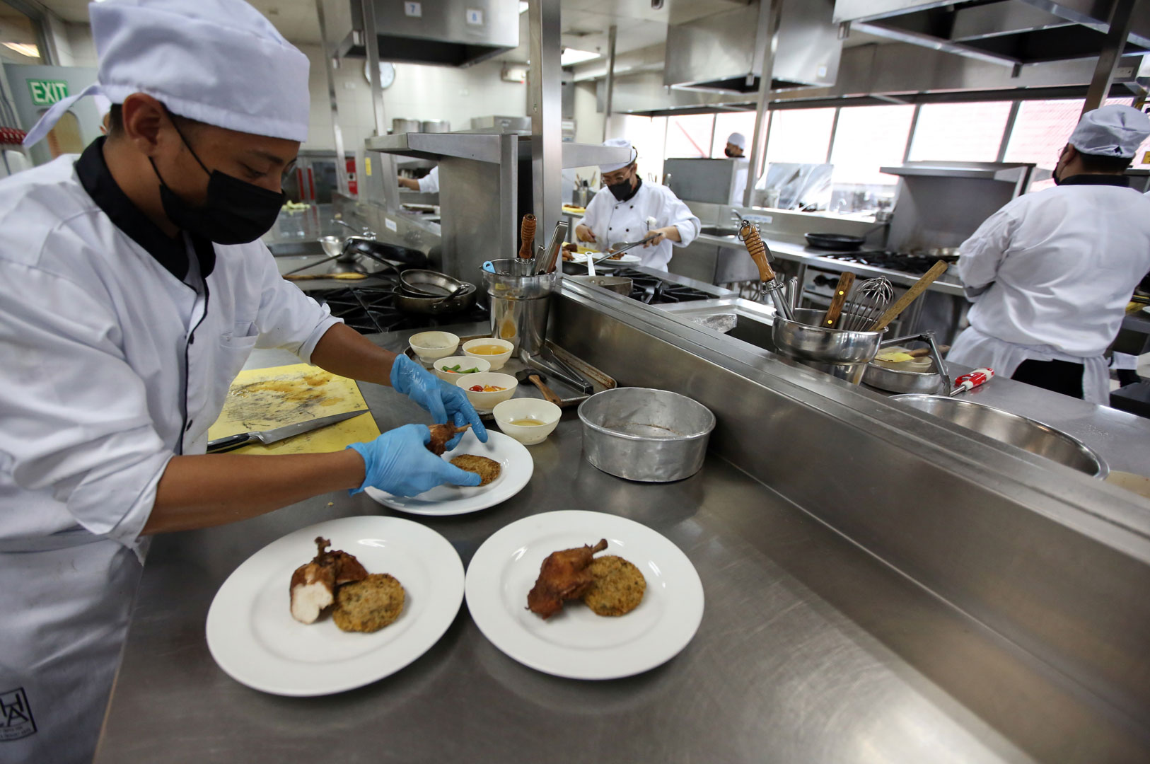 Chef-kitchen-food