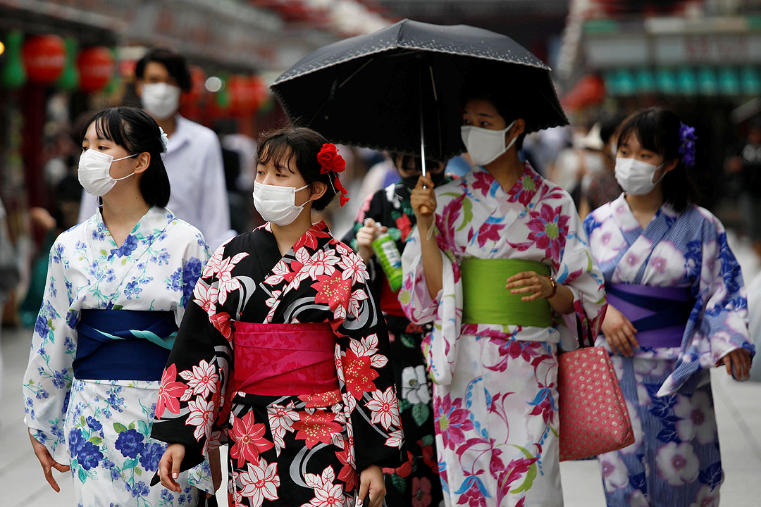 Japan-women-kimonos-mask