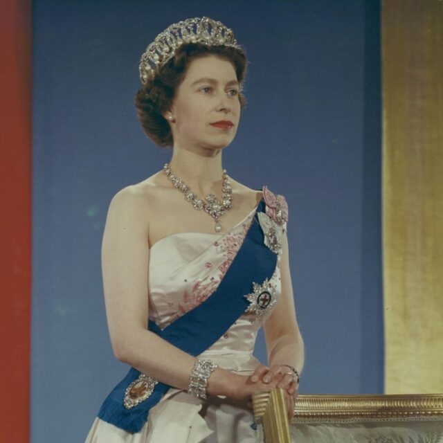 Queen_Elizabeth_II_official_portrait_for_1959_tour
