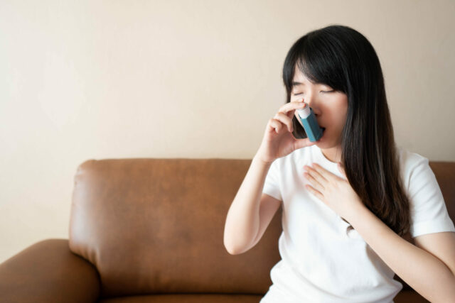 woman-asthma-inhaler