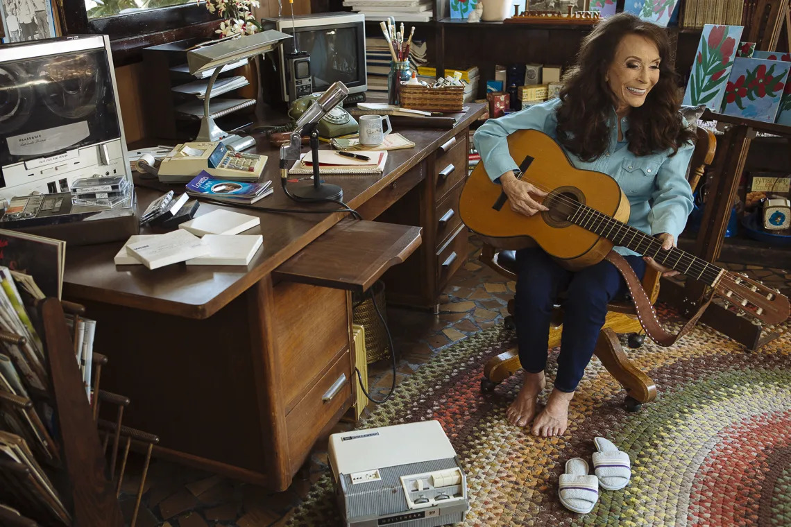 LorettaLynn_WritingRoom_DavidMcClisterPhoto-4130-1