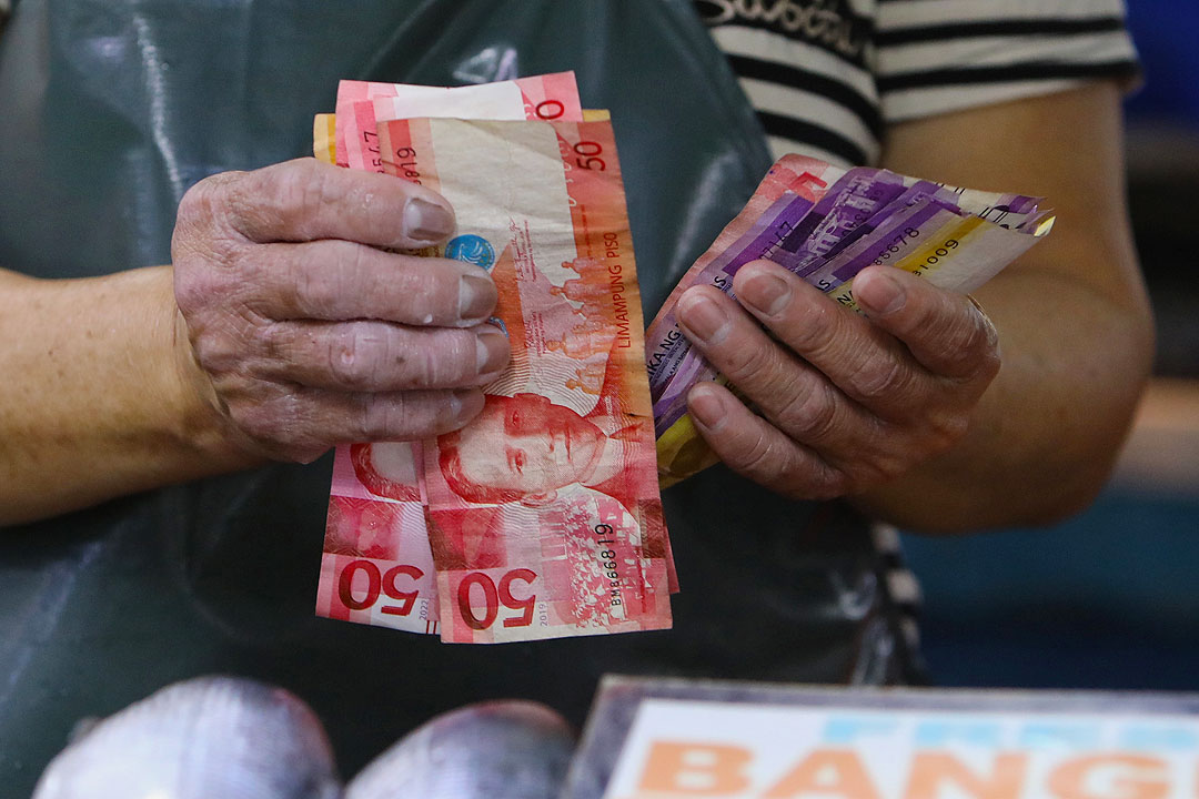 Philippine peso plummets to P54 vs $1