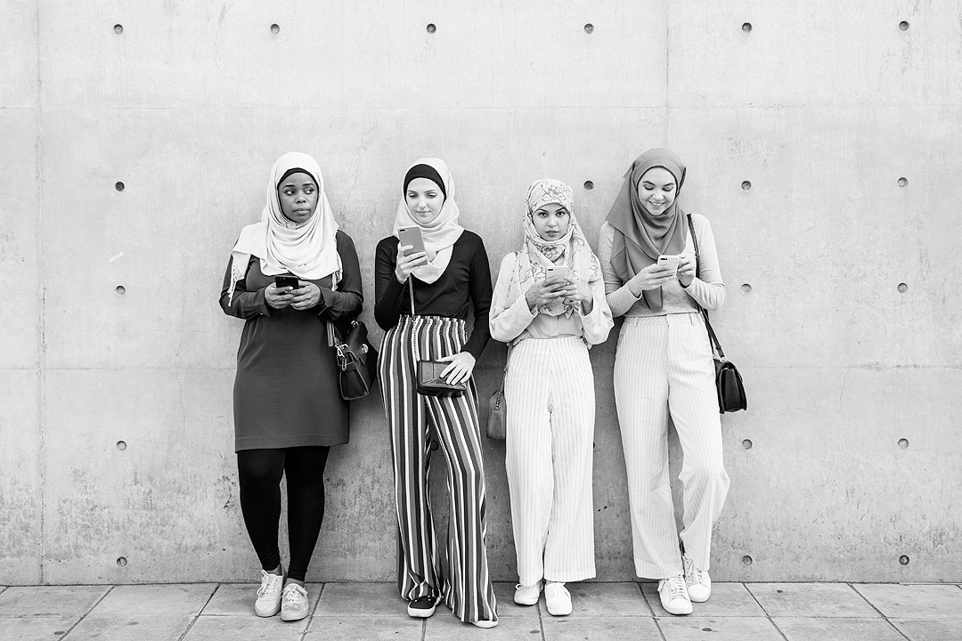 group-islamic-girls-using-smart-phone