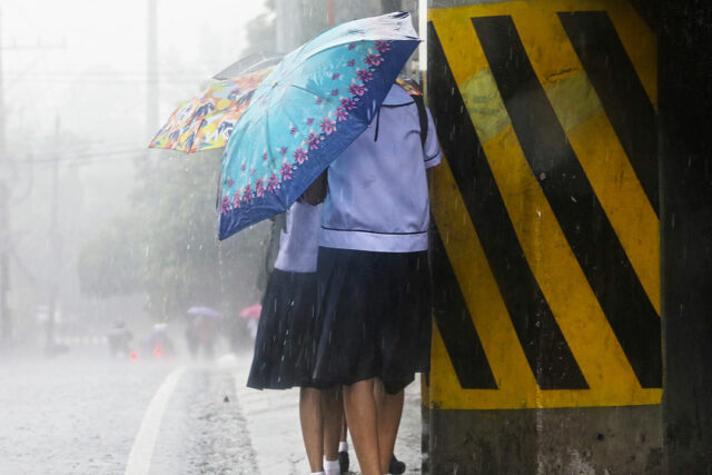 students-rain-PHILSTAR-WALTER-BOLLOZOS
