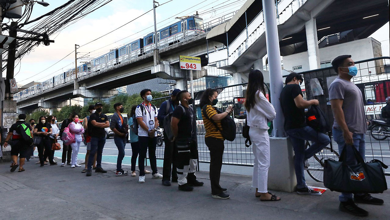 Commuters-MRT3-line-PHILSTAR-FILE-MIGUEL-DE-GUZMAN