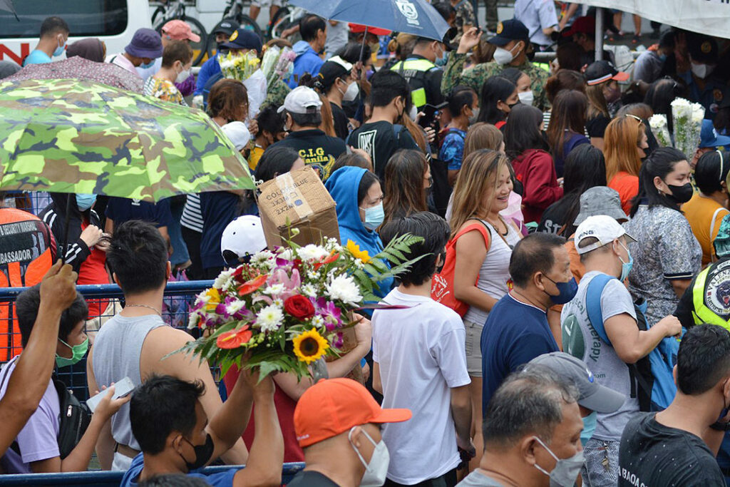 Filipinos flock to cemeteries for Nov. 1 tradition BusinessWorld Online